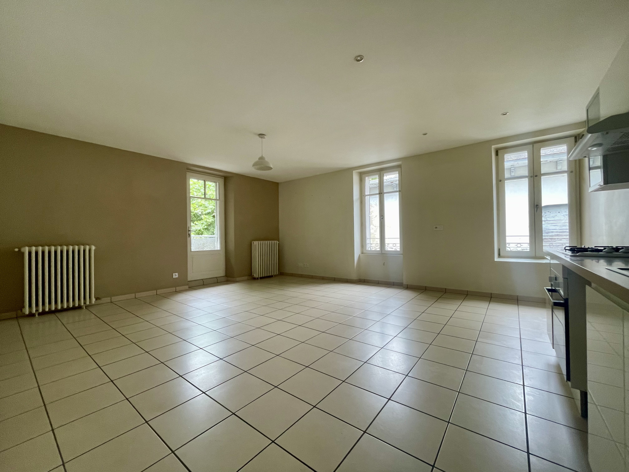 Appartement trois chambres, balcon en plein centre ville de Maubourguet