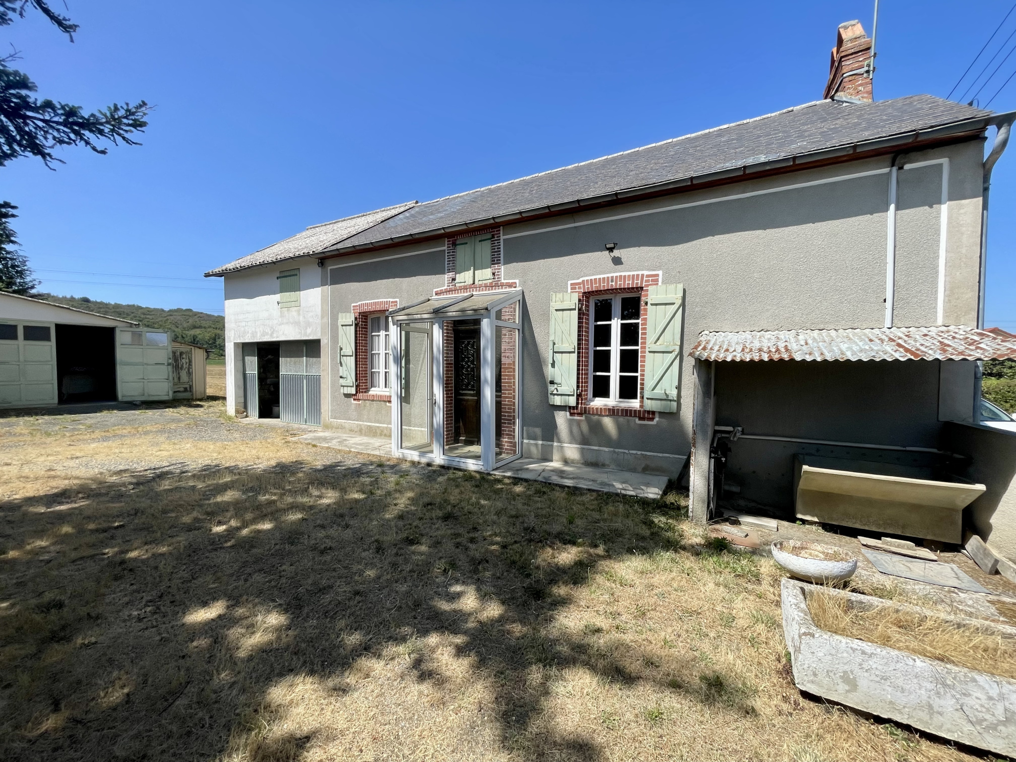 Maison ancienne, trois chambres, garage à rafraichir